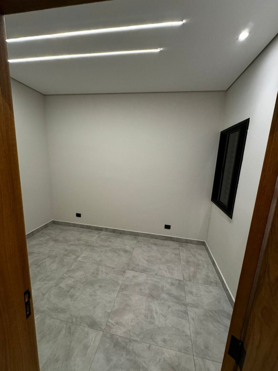 Casa com 2 Quartos, Suíte e Garagem para 2 Carros – Jardim Layr Casa com 2 Quartos, Suíte e Garagem para 2 Carros – Jardim Layr